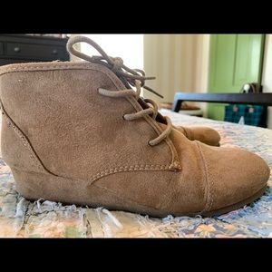 Girls size 4 wedge bootie
